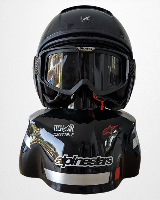 Support de casque de voiture de type Buste "Combinaison Alpinestar®"